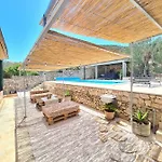 Olive Tree - House With Pool Casa de Férias Vinišće