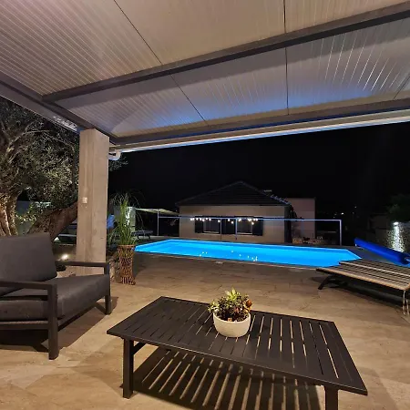 Olive Tree - House With Pool Semesterbostad
