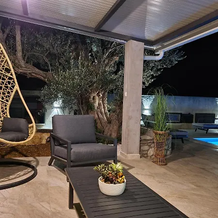 Semesterbostad Olive Tree - House With Pool *