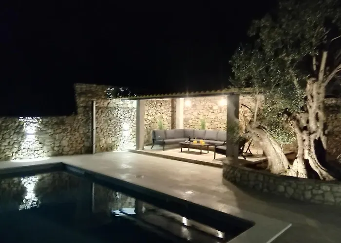 Semesterbostad Olive Tree - House With Pool *