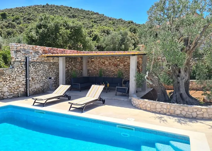 Semesterbostad Olive Tree - House With Pool
