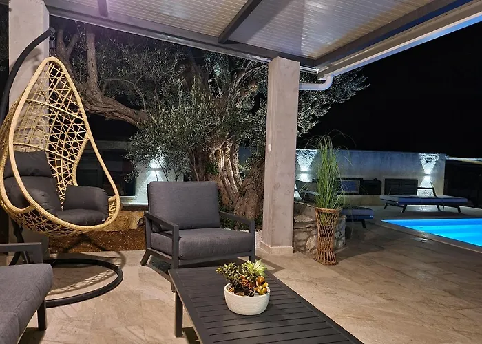 Semesterbostad Olive Tree - House With Pool *