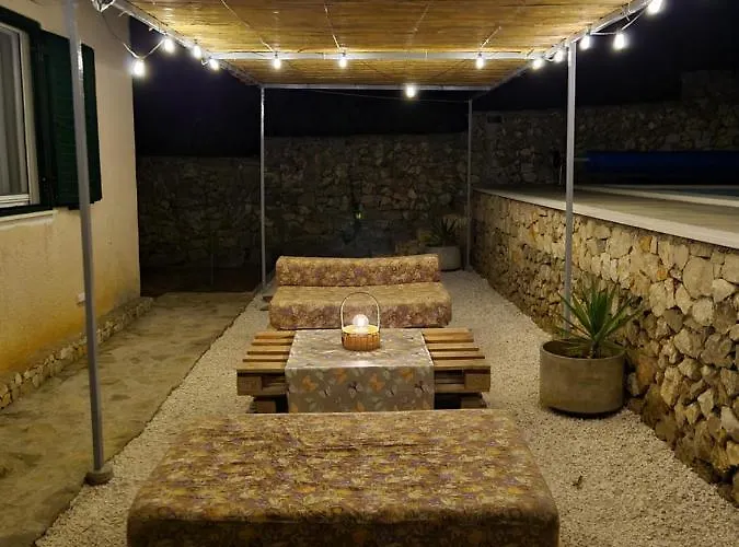 Semesterbostad Olive Tree - House With Pool